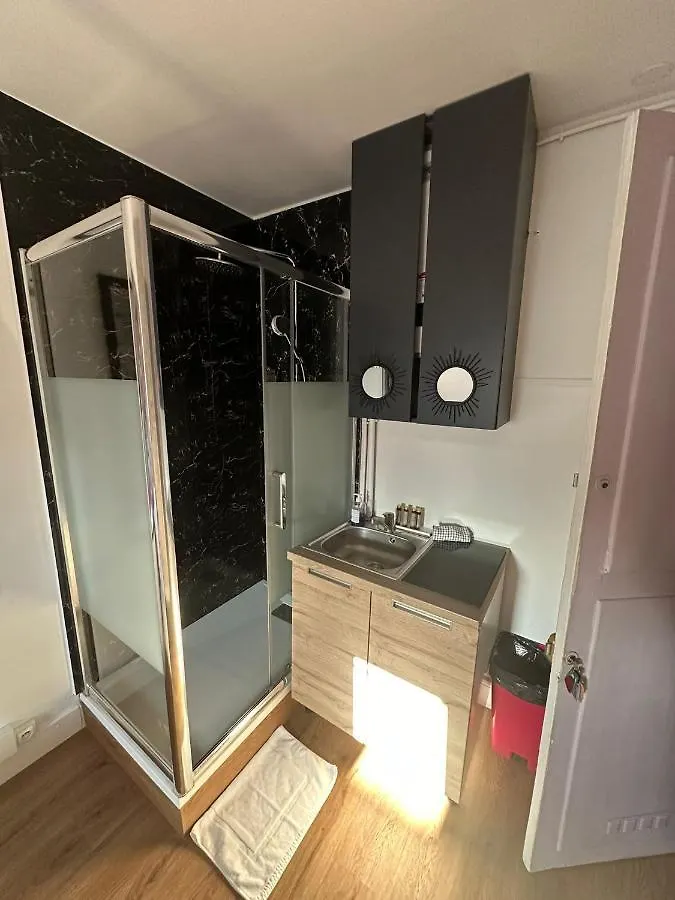 Petit Studette Sous Le Toit In The Heart Of The Fashion And Luxury District Apartamento París